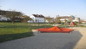 Garten mit Sandkasten, Schaukeln und Klettergerüst